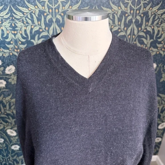 Garret Scott Mens Extra Fine Merino Wool V-Neck Sweater Dark Grey - Picture 2 of 9